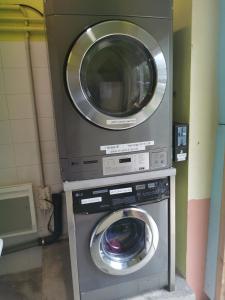 罗斯涅CAMPING LES HERLEQUINS的客房内的洗衣机和烘干机