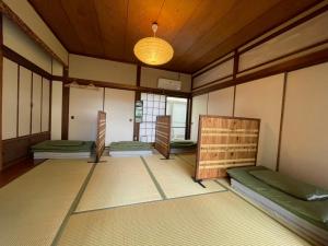 熊本tsukigakireidesune的带4张双层床和一盏灯的房间