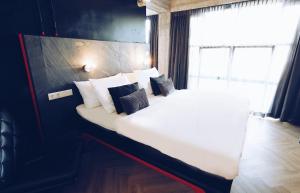 Bed, Bites & Business Hotel Rotterdam客房内的一张或多张床位