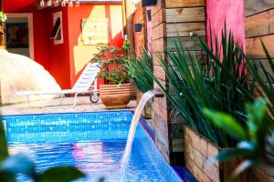 伊利亚贝拉La Gloria House的庭院内带水滑梯的游泳池