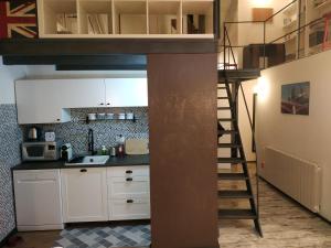 库尼奥La petite maison de Claire的厨房配有高架床和梯子