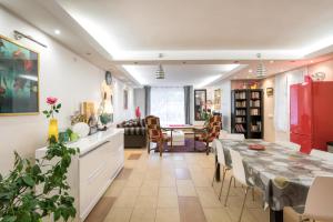 Saint-Symphorien-dʼOzonAppartement Indépendant en maison à 15 MIN de LYON的厨房以及带桌椅的用餐室。