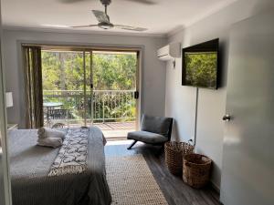 科夫斯港Superb Villa in Beach Resort的卧室配有床、椅子和窗户。