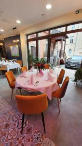 希维博津西耶斯塔酒店的用餐室配有粉红色的桌子和椅子