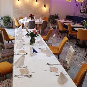 希维博津西耶斯塔酒店的一排带餐巾纸和鲜花的桌子