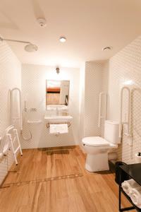 马德里Sonder Malasaña的一间带卫生间、水槽和镜子的浴室