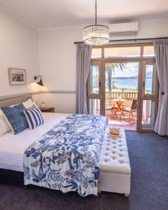 伯马吉Bermagui Beach Hotel的一间卧室配有一张床,享有海景