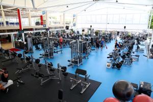 黄金海岸Gold Coast Performance Centre的蓝色地板上装备众多的健身房