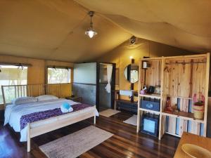 帕帕尔Ara Dinawan Island Resort的帐篷内一间卧室,配有一张床