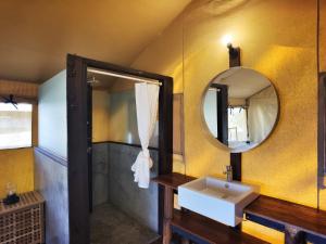 帕帕尔Ara Dinawan Island Resort的一间带水槽和镜子的浴室