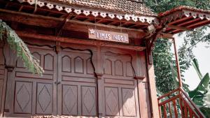 斯勒曼Cokro Hinggil - Traditional View的木车库门,上面有标志