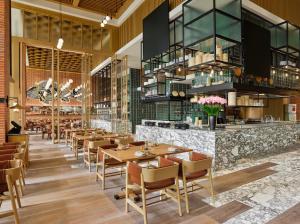 上海上海前滩香格里拉的一间带木桌椅的餐厅和一间酒吧