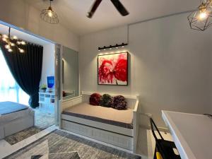 哥打巴鲁Triple D @ Troika Residence的卧室配有一张床,墙上挂有绘画作品