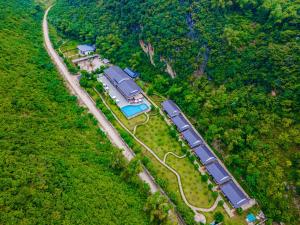 枚州县Mai Chau Mountain View Resort的穿越森林的火车的头顶景色
