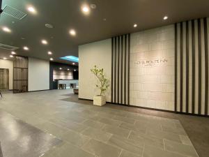 松江市松江路线酒店 的墙上挂着植物的建筑的大厅