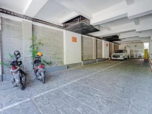 泗水Super OYO Capital O 3905 Graha 100 Guest House Syariah的停放在空停车场的两辆摩托车