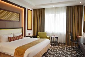 吉隆坡吉隆坡克鲁斯酒店的酒店客房设有一张大床和一台电视。