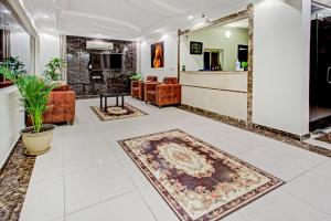 海米斯穆谢特أويو 590 ديالا للوحدات السكنية的带沙发和地毯的客厅