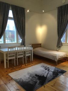 科林基拉Patikoijan Pirtti的一间卧室配有两张床和一张桌子及椅子