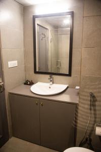 加尔各答Golden Parkk Hotel的一间带水槽和镜子的浴室
