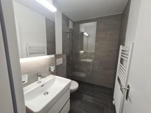 Alpen-Fewo, Residenza Quadra 227的一间浴室
