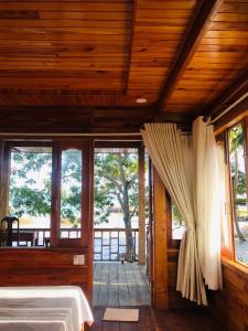 富国Cay Sao Resort的一间卧室设有一张床和一个大窗户