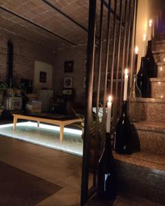 阿斯蒂La Crota的客厅配有桌子和2把蜡烛