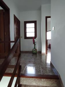 奥尔索拉Mirador del Risco的走廊上设有楼梯和花瓶