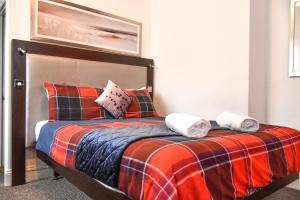 霍利盖特威克城堡住宿加早餐旅馆的一间卧室配有一张带铺着地毯的床铺和枕头。