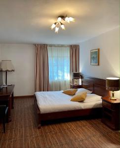 锡盖图马尔马切伊伊乌卡之家旅馆的一间卧室配有一张床和吊扇