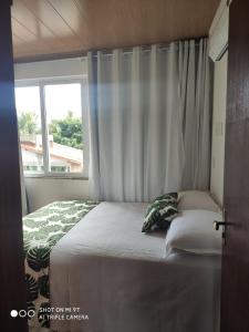 莫罗圣保罗Casas Bérgamo的窗户和床的宿舍间内的一张床位