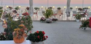 敖德萨萨兰达酒店的一组桌椅,花瓶里放着鲜花