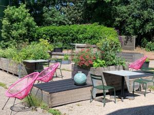 MarrumHet Lage Noorden的花园里的一组粉红色椅子和一张桌子