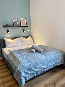 梅拉诺Galilei Apartment的一间卧室配有一张带蓝色毯子的床