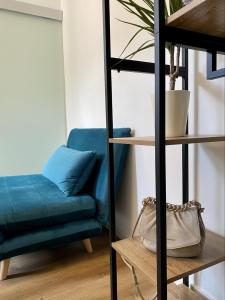 梅拉诺Galilei Apartment的蓝色的沙发和椅子