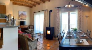 塞拉内华达Vista Nevada Ski Lodge的客厅配有桌子和燃木炉。