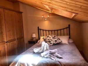 塞拉内华达Vista Nevada Ski Lodge的一间卧室配有带毛巾的床