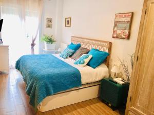 安普埃罗Cozy apartment的一间卧室配有一张带蓝色枕头的大床