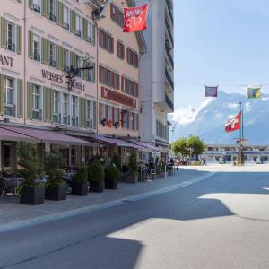 布鲁嫩Weisses Rössli Swiss Quality Hotel的城镇的街道,有建筑和桌椅