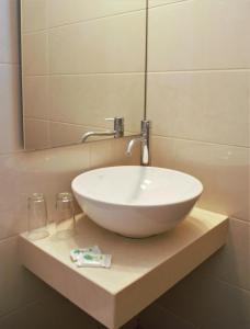 阿基欧斯尼古拉斯Apollon Hotel的浴室内一个柜台上的白色碗水槽