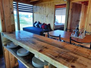 Boca PupuyaPalmar Matanzas的小屋内的客厅配有大木桌