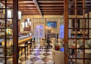 波尔蒂芒贝拉维斯塔酒店&Spa - 休闲&城堡的一间酒吧,在房间里摆放着一束椅子