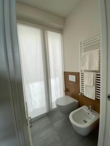 阿尔巴ToSuite - Alba Moretta的浴室配有白色卫生间和盥洗盆。