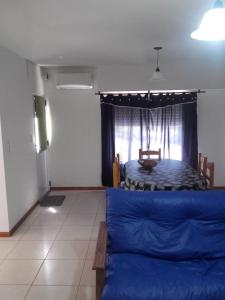 圣罗莎Ayres Pampeanos的客厅设有蓝色的床和窗户。