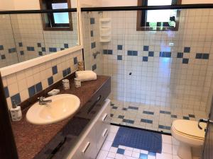 阿拉亚尔达茹达Ouro Sobre Azul Apart Hotel的一间带水槽和卫生间的浴室