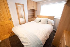 谢菲尔德Longley Farm View -spacious 3 Bed Property的一间小卧室,配有一张带白色床单的床和窗户