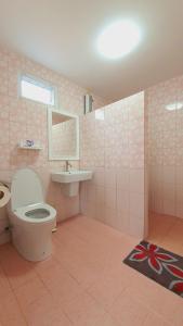 考科蒂普度假屋的粉红色的浴室设有卫生间和水槽