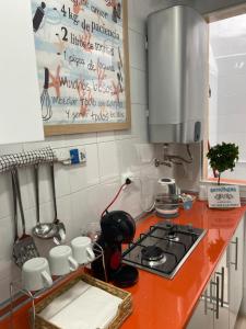 塞特尼尔Casa del Mar a la Sierra的厨房配有带炉灶的橙色台面