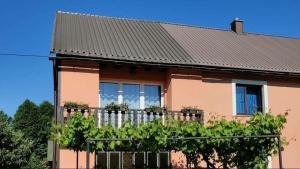 LičApartman Niki的一座带黑色屋顶和围栏的房子