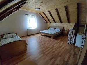 LičApartman Niki的阁楼间 - 带两张床和窗户